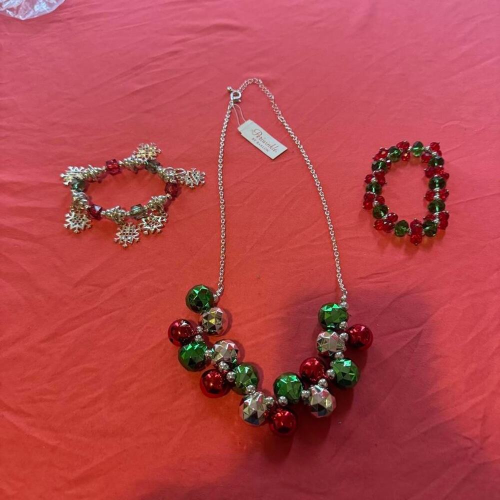 Bundle of 3 pieces of Jewelry! 1 necklace & 2 bracelets. Christmas Jewelry